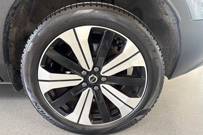 Grå Volvo XC40 fra 2023