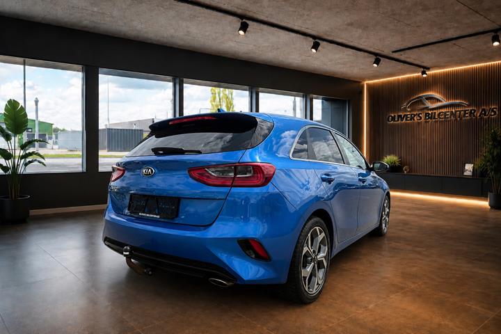 Blå Kia Ceed fra 2019