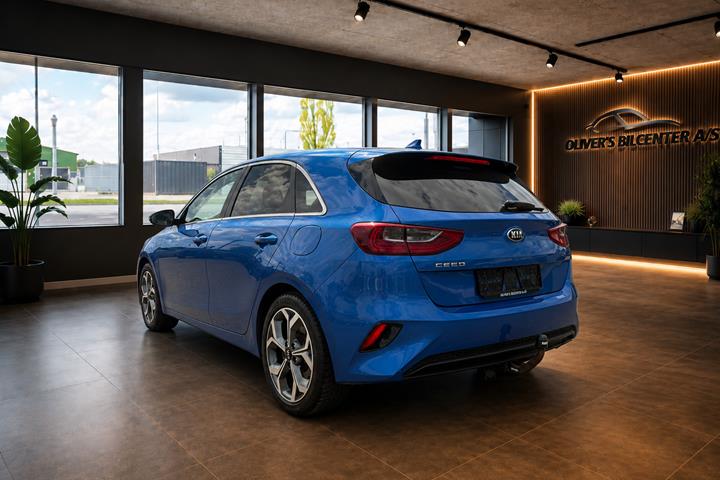 Blå Kia Ceed fra 2019