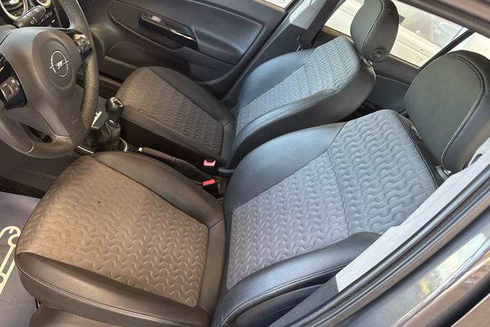 Grå Opel Corsa fra 2013