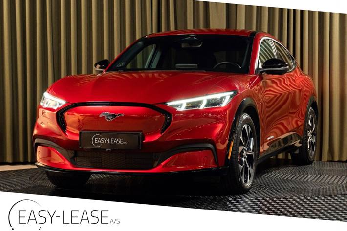 Rød Ford Mustang Mach-E fra 2023