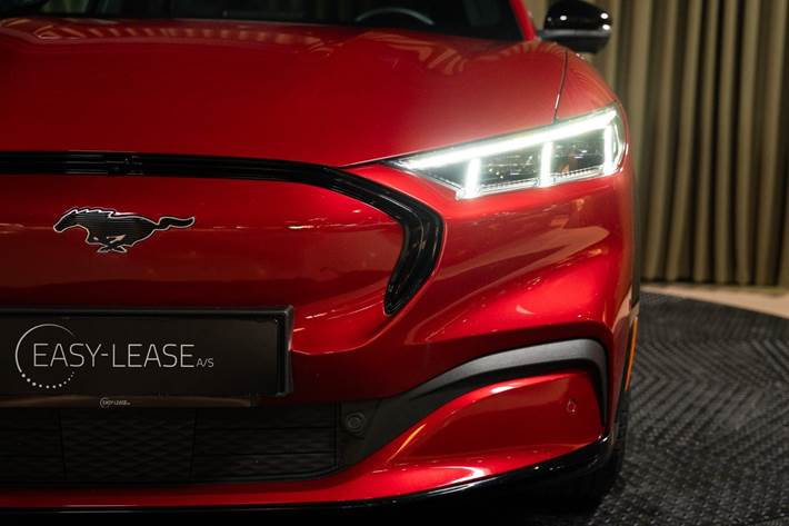 Rød Ford Mustang Mach-E fra 2023