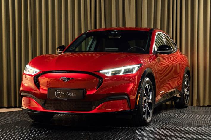 Rød Ford Mustang Mach-E fra 2023