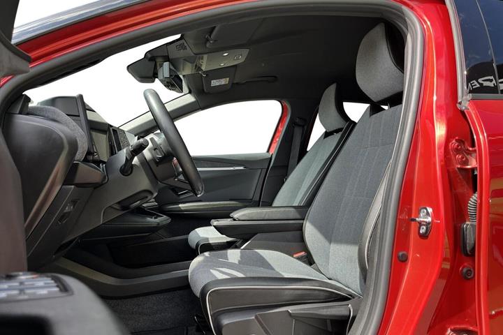 Rød Renault Megane E-Tech fra 2022 set indefra