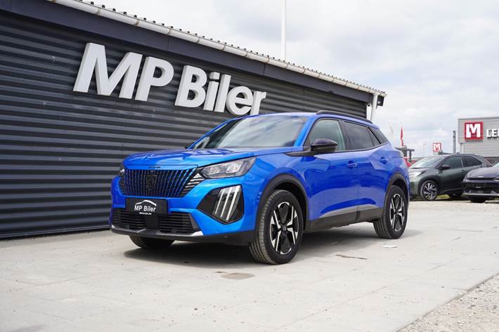 Blå Peugeot 2008 fra 2024 set udefra