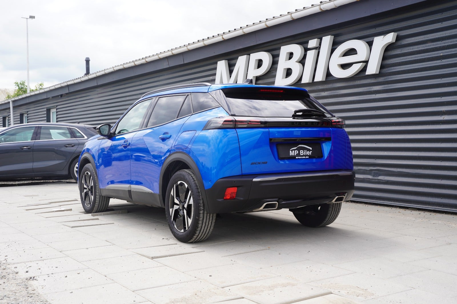 Blå Peugeot 2008 fra 2024