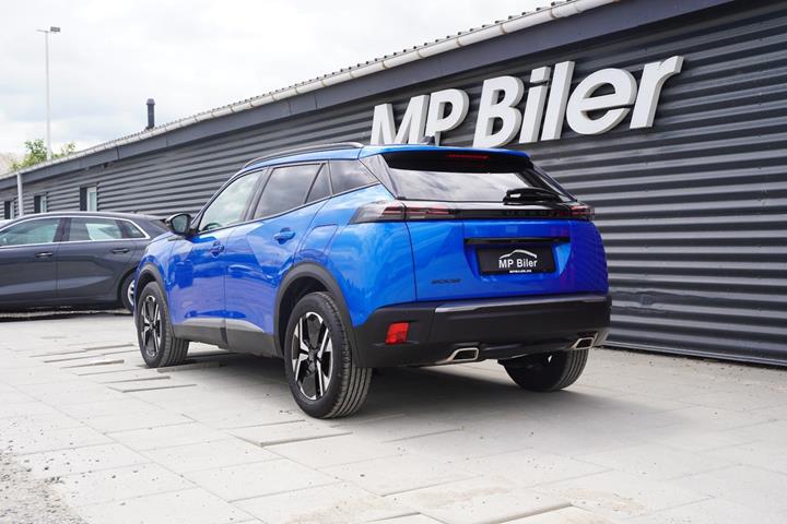 Blå Peugeot 2008 fra 2024