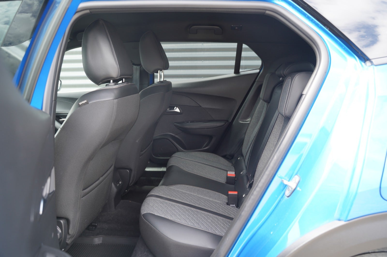 Blå Peugeot 2008 fra 2024