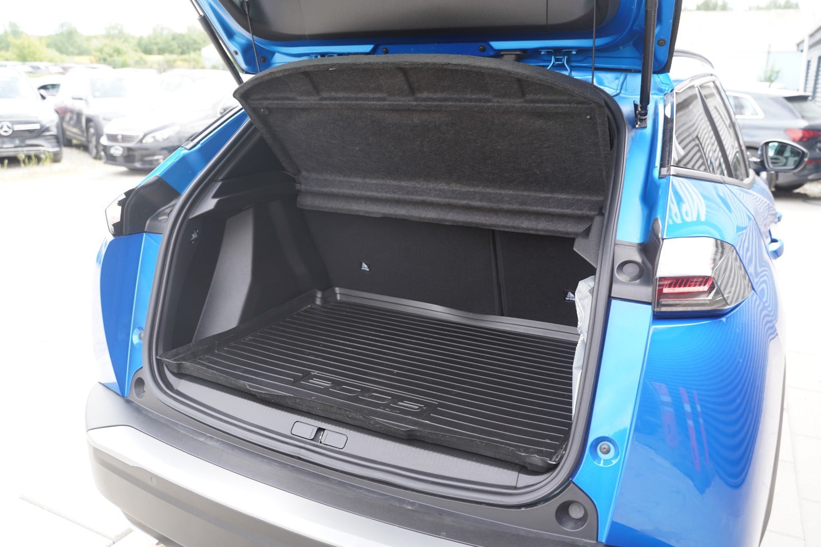 Blå Peugeot 2008 fra 2024