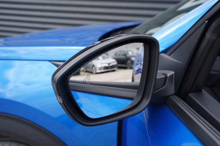 Blå Peugeot 2008 fra 2024