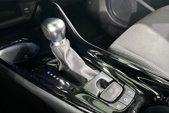 Sort Toyota C-HR fra 2021