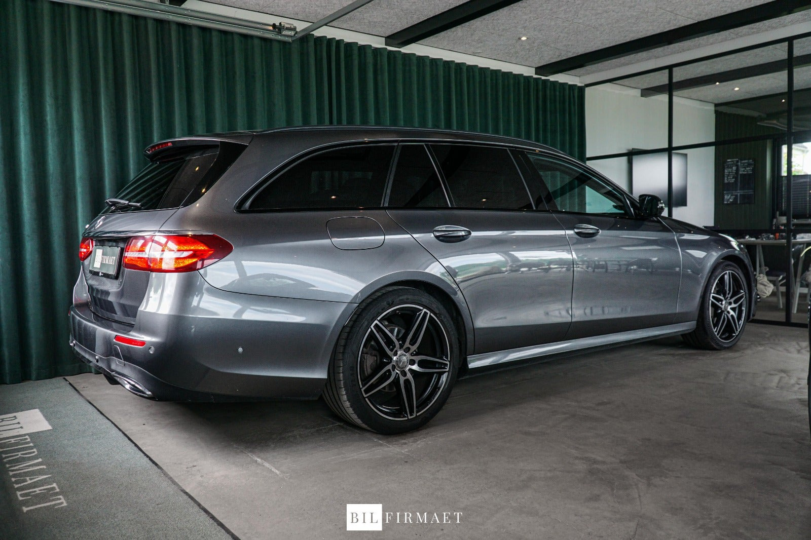 Grå Mercedes E220 d fra 2017