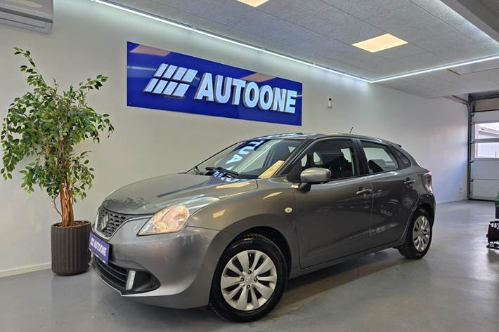 Grå Suzuki Baleno fra 2016 set udefra