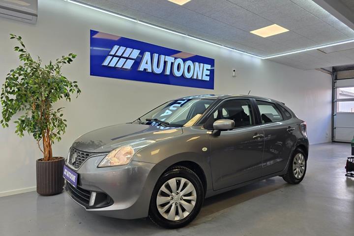 Grå Suzuki Baleno fra 2016 set udefra