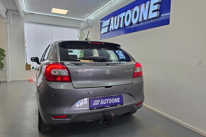 Grå Suzuki Baleno fra 2016