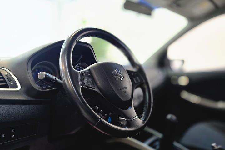 Grå Suzuki Baleno fra 2016