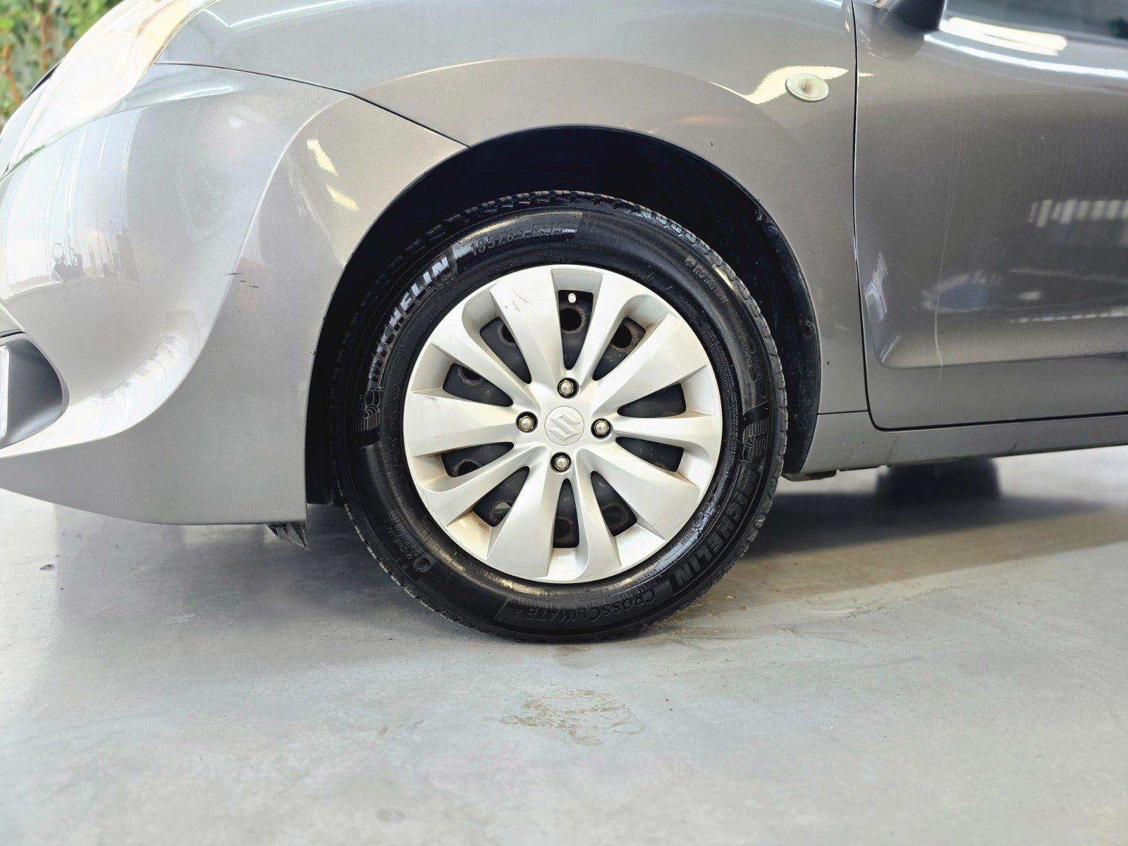 Grå Suzuki Baleno fra 2016