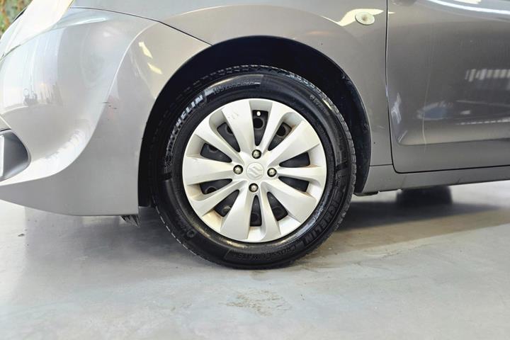 Grå Suzuki Baleno fra 2016