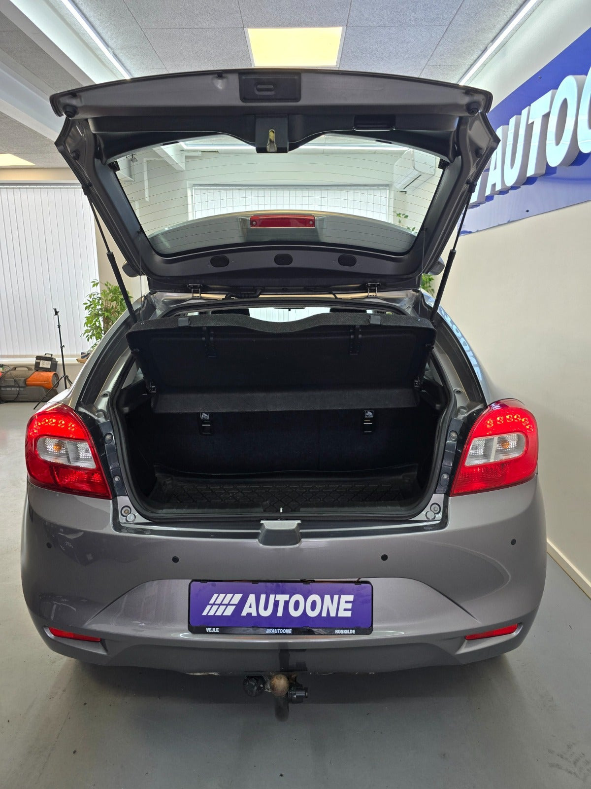 Grå Suzuki Baleno fra 2016