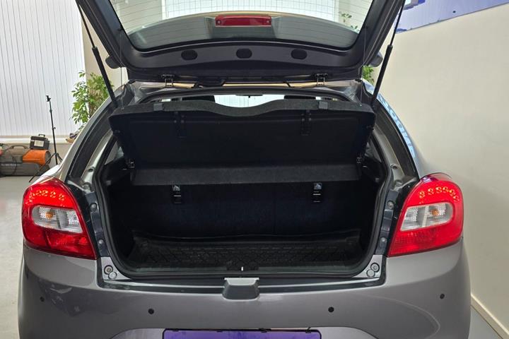Grå Suzuki Baleno fra 2016