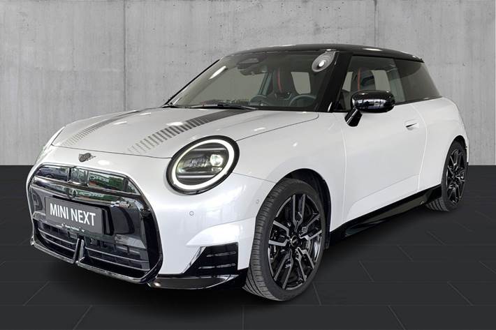 Hvid Mini Cooper SE fra 2025 set udefra