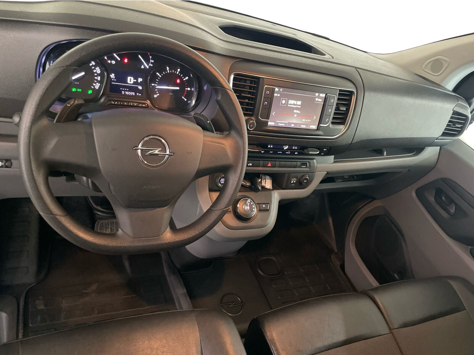 Hvid Opel Vivaro fra 2022