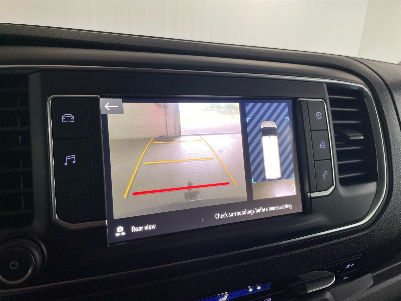 Hvid Opel Vivaro fra 2022