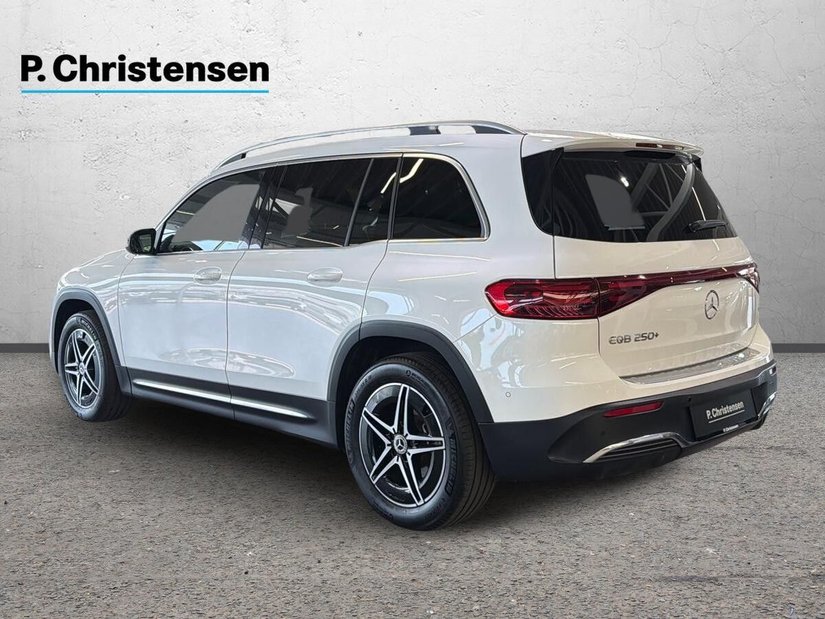 Hvid Mercedes EQB250+ fra 2025