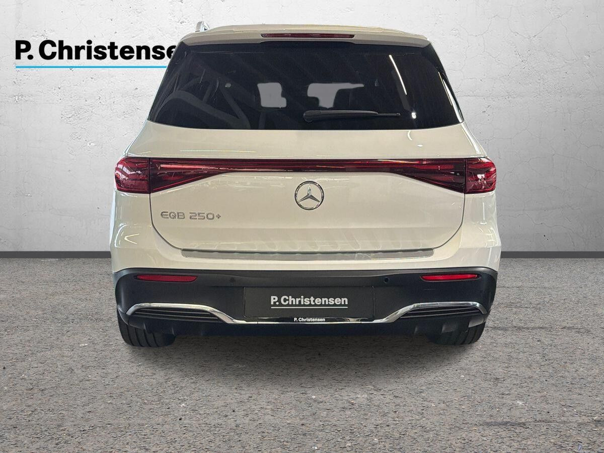 Hvid Mercedes EQB250+ fra 2025