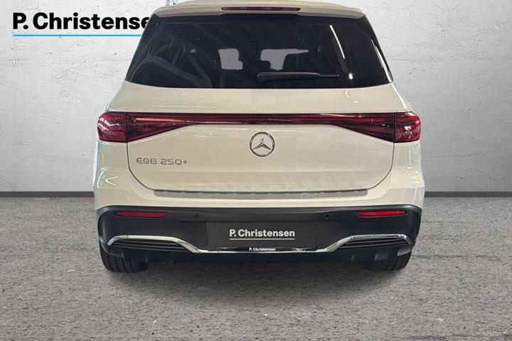 Hvid Mercedes EQB250+ fra 2025