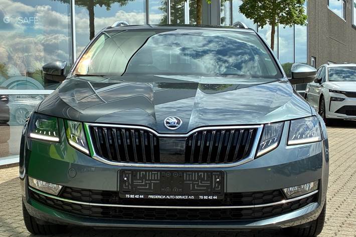 Grå Skoda Octavia fra 2020