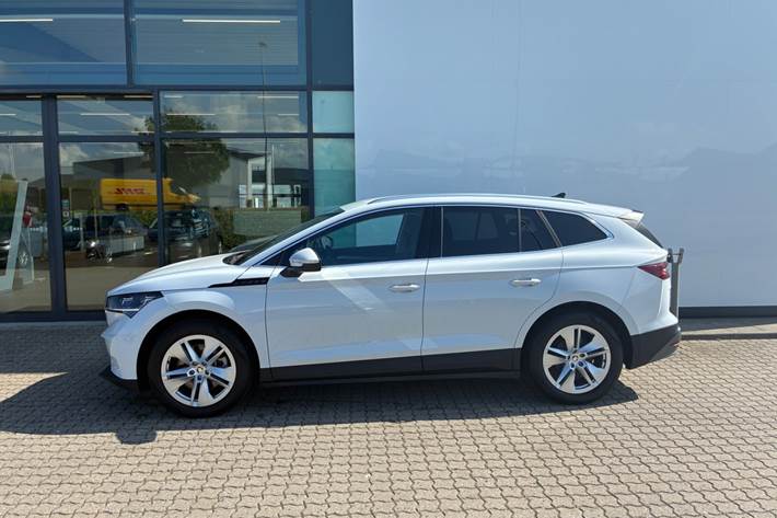 Hvid Skoda Enyaq fra 2025