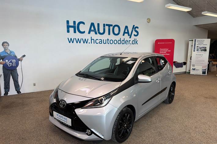 Sølv Toyota Aygo fra 2015 set udefra