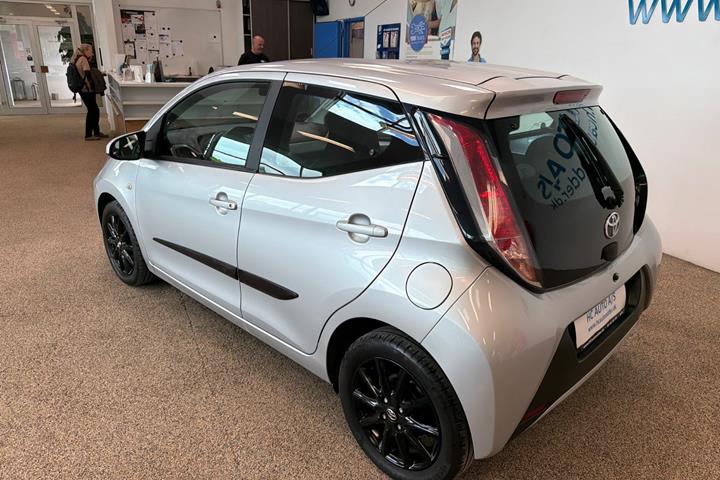 Sølv Toyota Aygo fra 2015