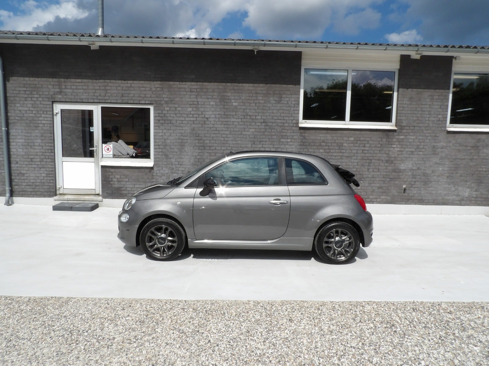 Grå Fiat 500C fra 2021
