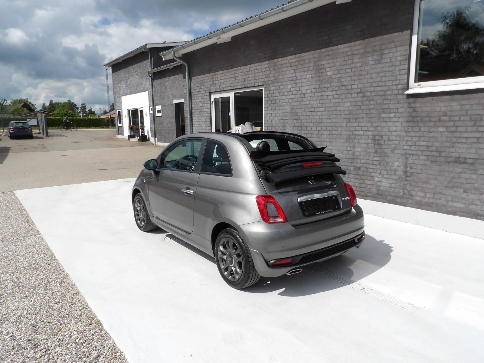 Grå Fiat 500C fra 2021
