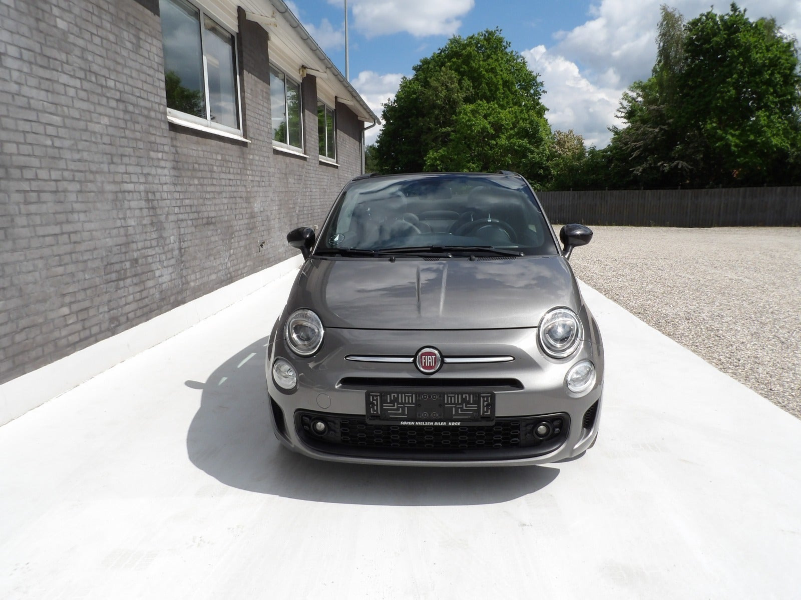 Grå Fiat 500C fra 2021