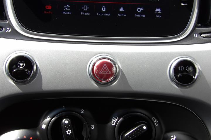 Grå Fiat 500C fra 2021