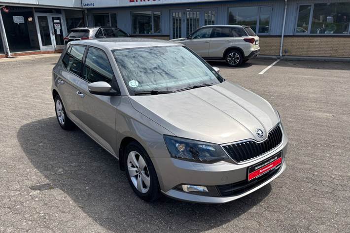 Beige Skoda Fabia fra 2016