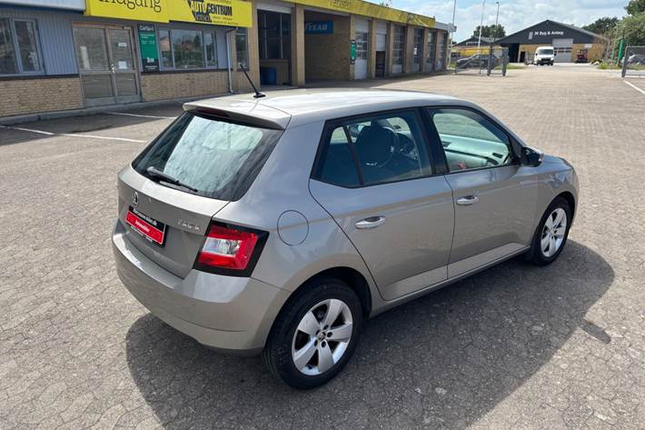 Beige Skoda Fabia fra 2016