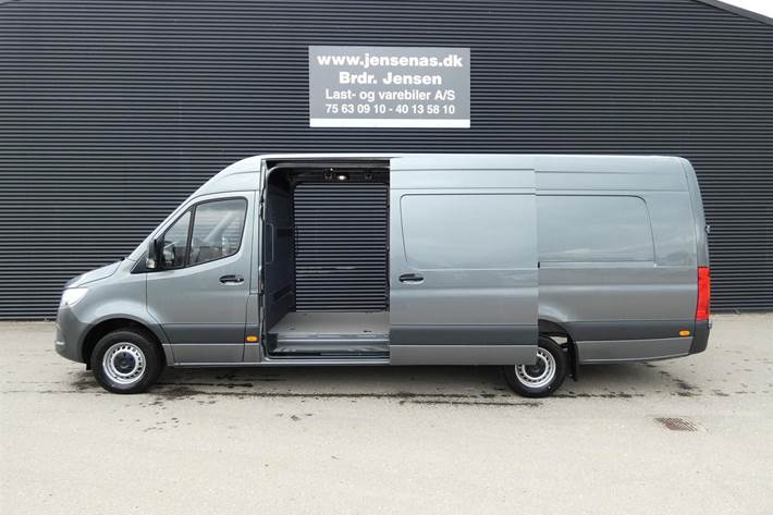 Grå Mercedes Sprinter 317 fra 2022