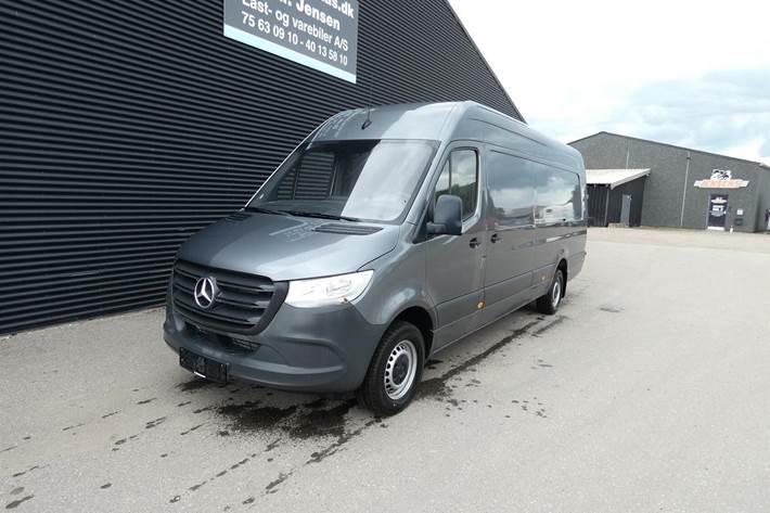 Grå Mercedes Sprinter 317 fra 2022