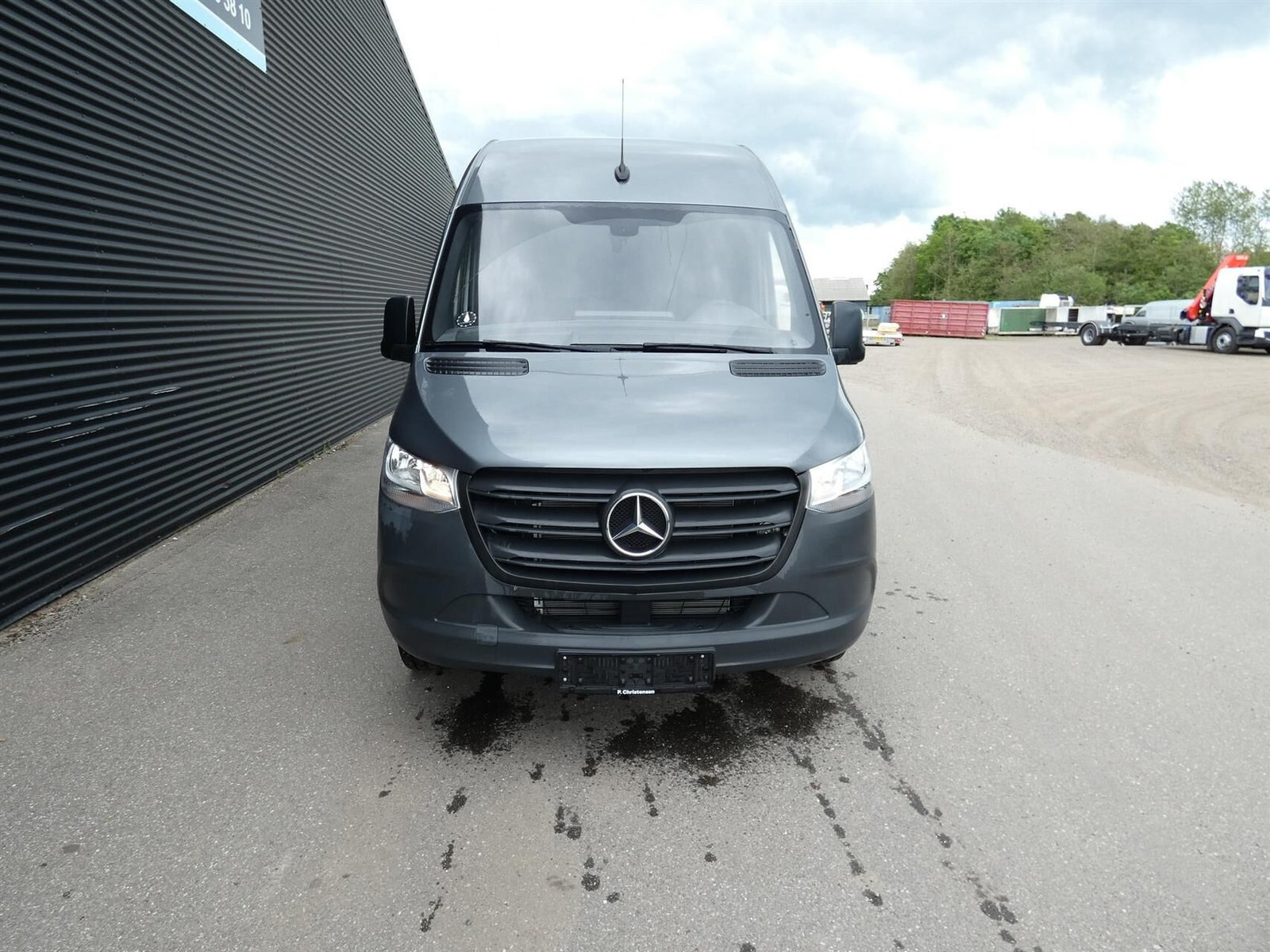 Grå Mercedes Sprinter 317 fra 2022