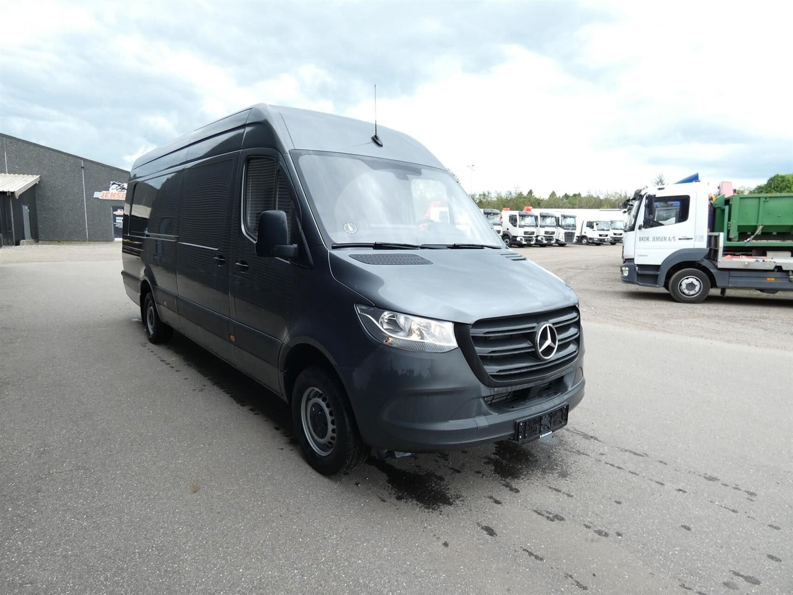 Grå Mercedes Sprinter 317 fra 2022