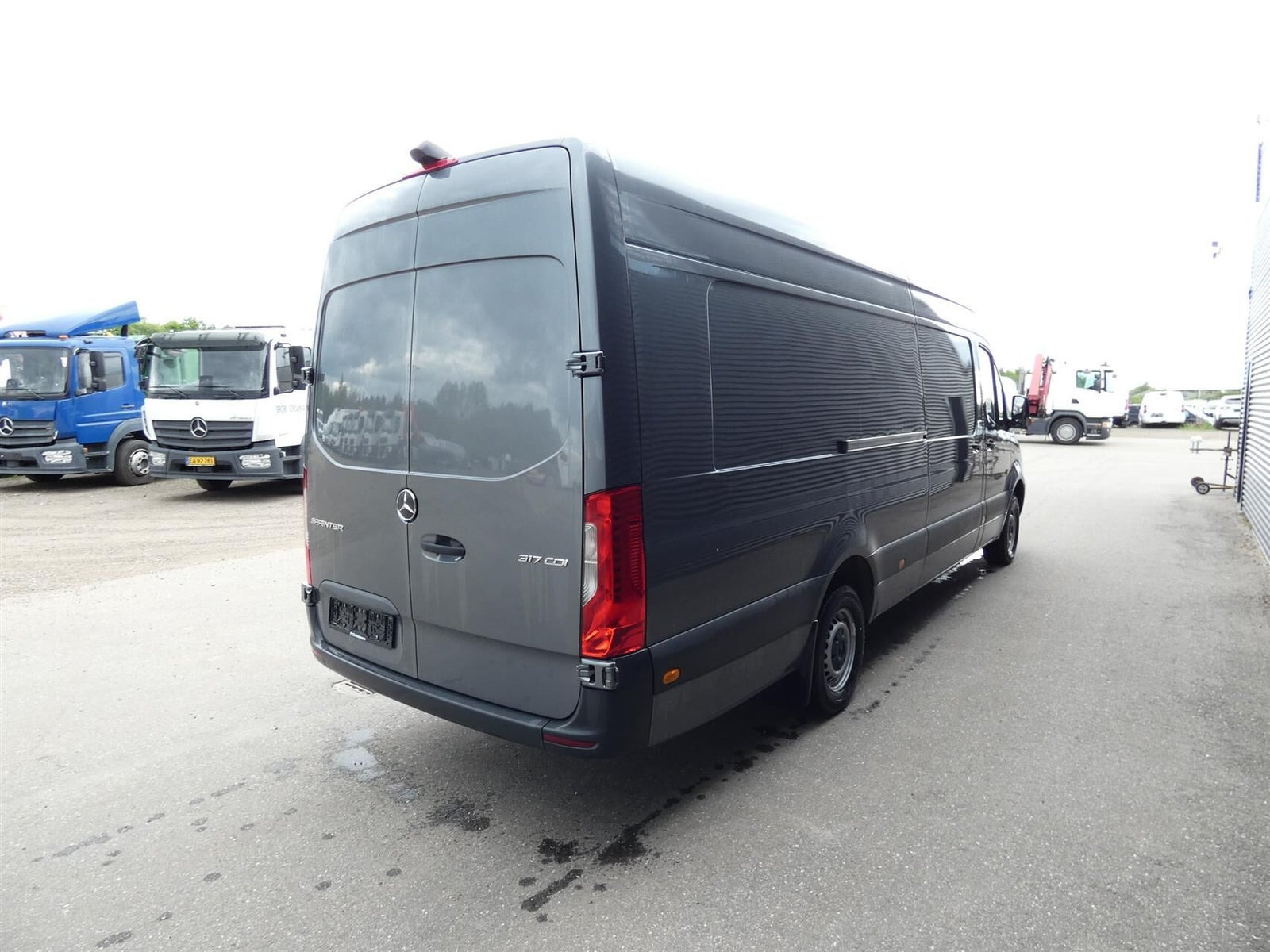 Grå Mercedes Sprinter 317 fra 2022