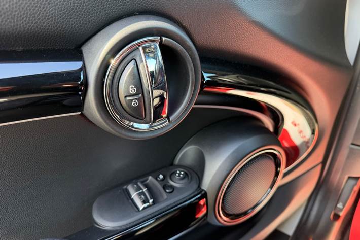 Sølv Mini Cooper SE fra 2022