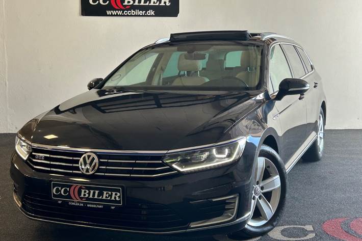 Blå VW Passat fra 2018 set udefra