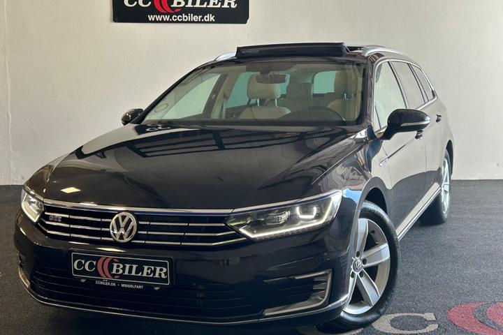 Blå VW Passat fra 2018 set udefra