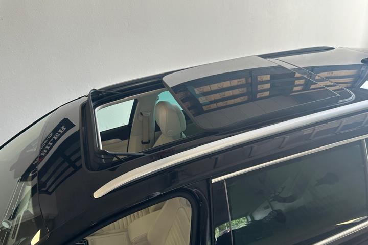 Blå VW Passat fra 2018