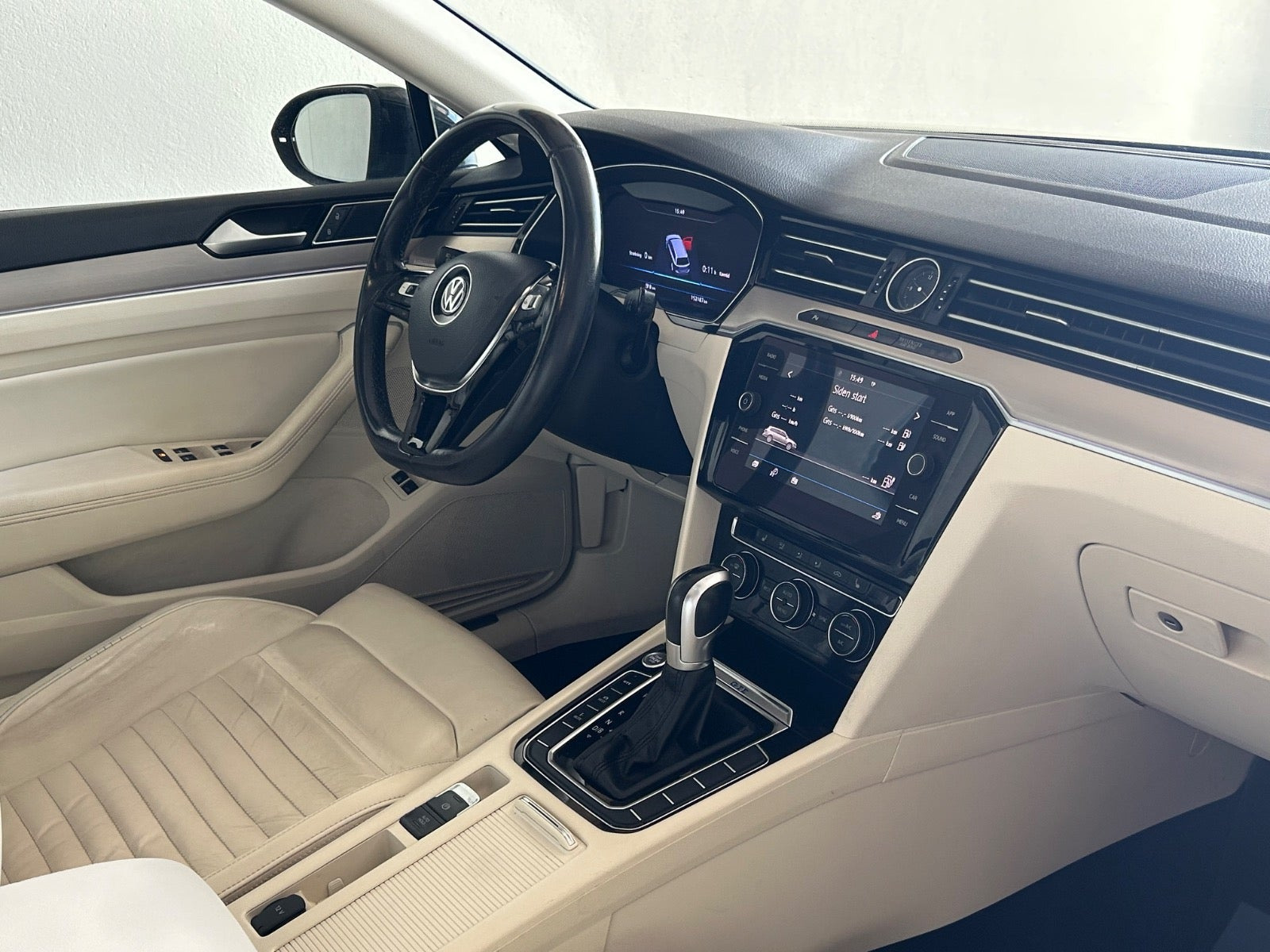Blå VW Passat fra 2018